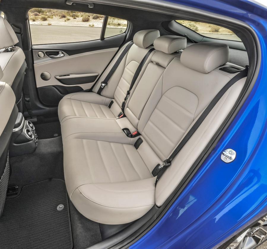 Интерьер Kia Stinger GT AWD (CK) 2017 года  (NA) (фото 11 из 42)